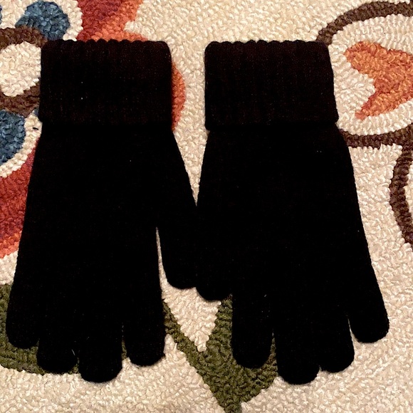 ❌SOLD❌🐎Coach🐎 Two-Toned Rose Gold And Silver Heart Adornments Black Gloves - Picture 4 of 10